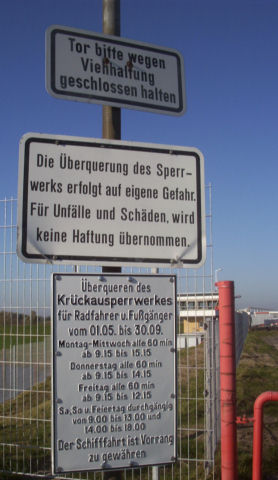 Überquerungszeiten der Brücke am Krückau-Sperrwerk, Foto vom 30.10.2005